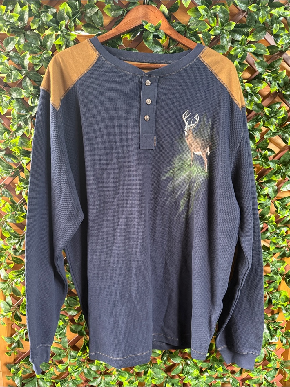 Men’s Legendary Whitetails Henley Shirt